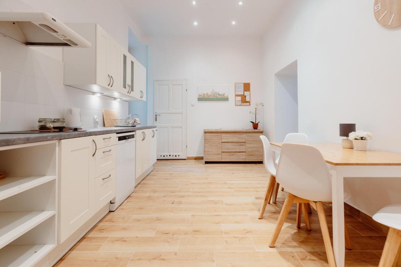 Atticus Apartments Красков Екстериор снимка